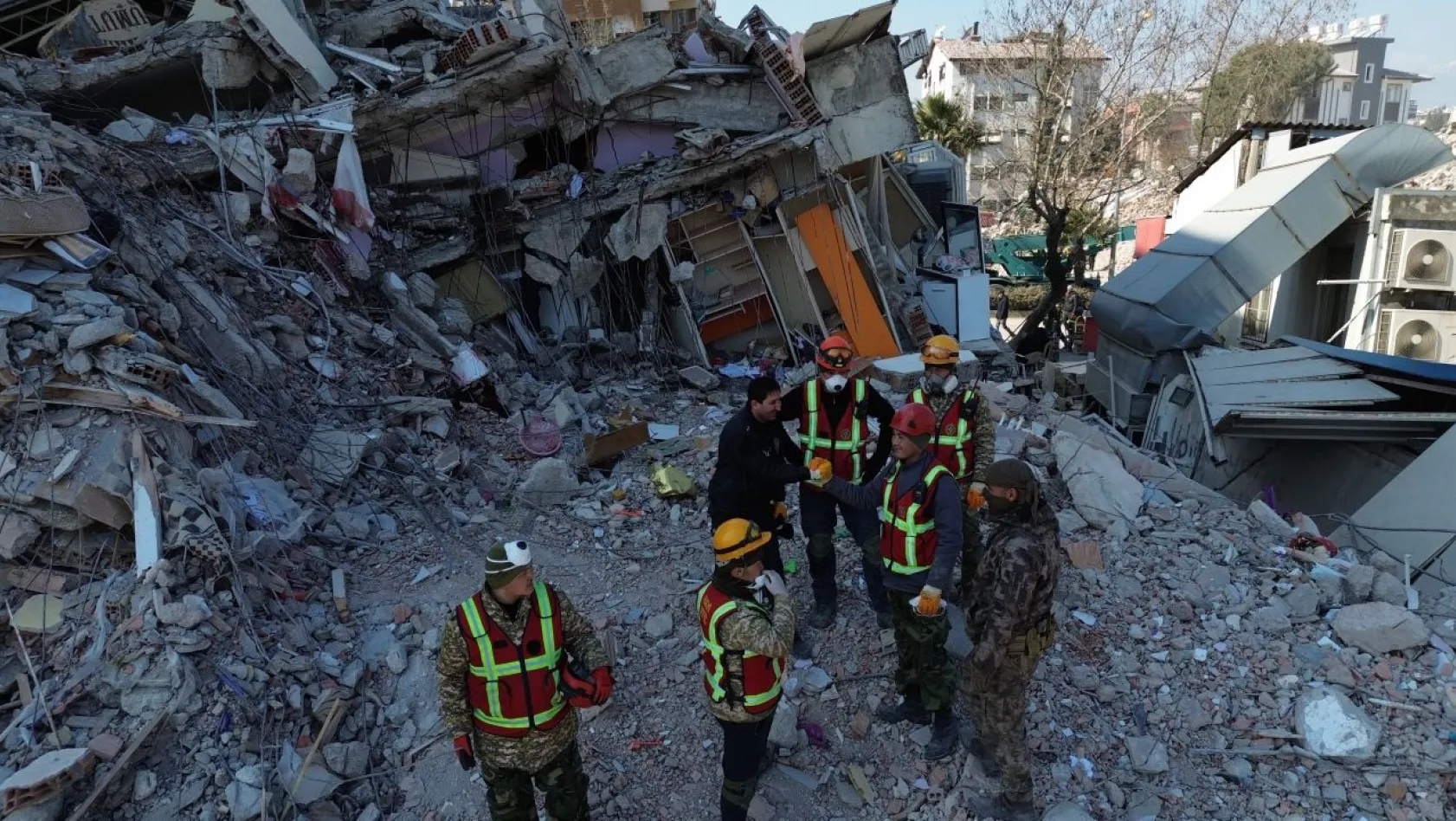 Depremde 3 kişinin kurtarıldığı enkaz dron ile görüntülendi