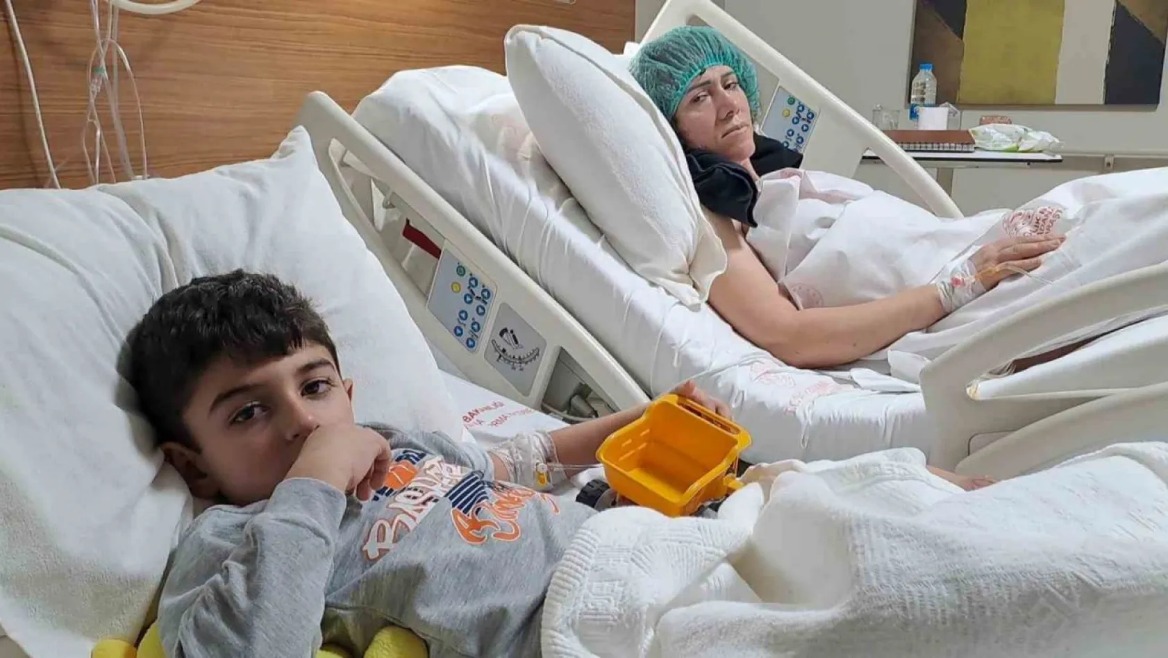 Depremden kurtulan anne-oğul, birbirine hastanede kavuştu