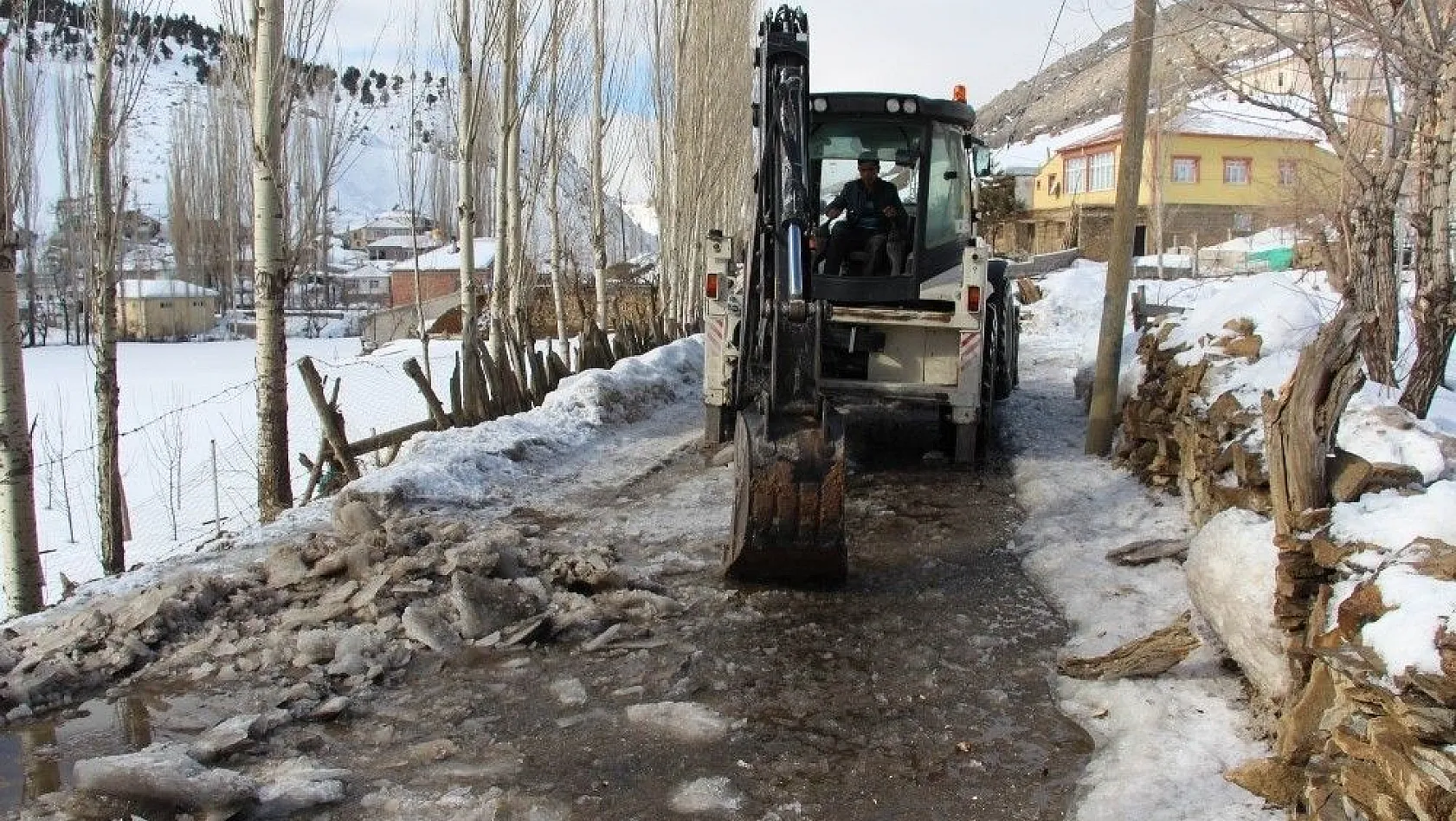 Develi'de köy yolları temizleniyor