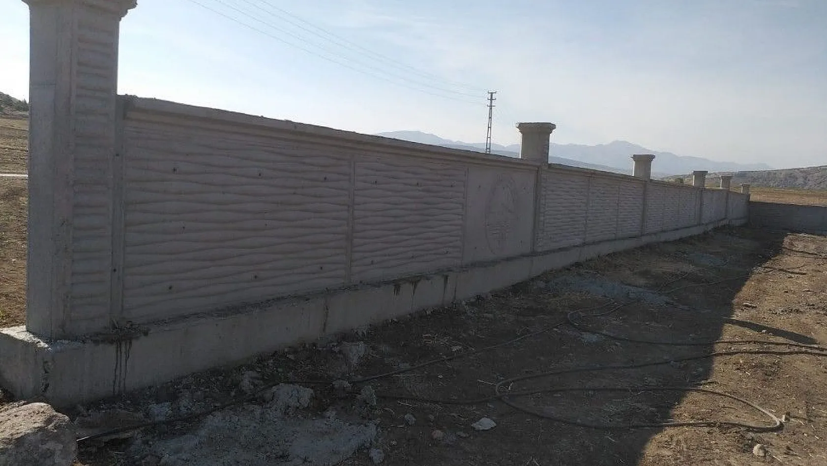 Develi'de mezarlık duvar yapım çalışmaları devam ediyor
