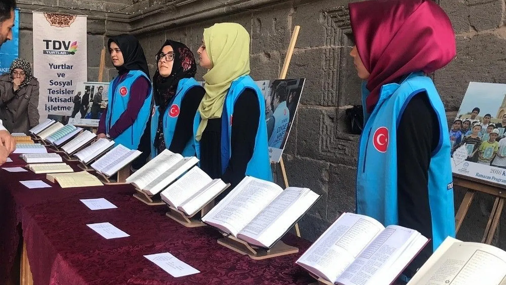27 dilde yayınlanan Kur'an-ı Kerim mealleri sergide ziyarete açıldı