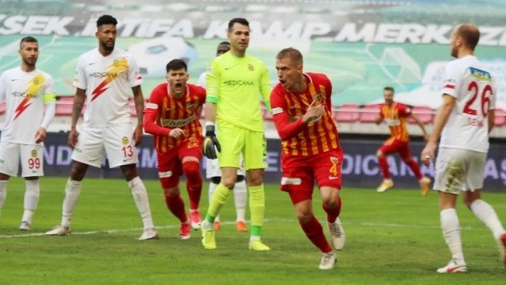 Dimitrios Kolovetsios ilk golünü attı