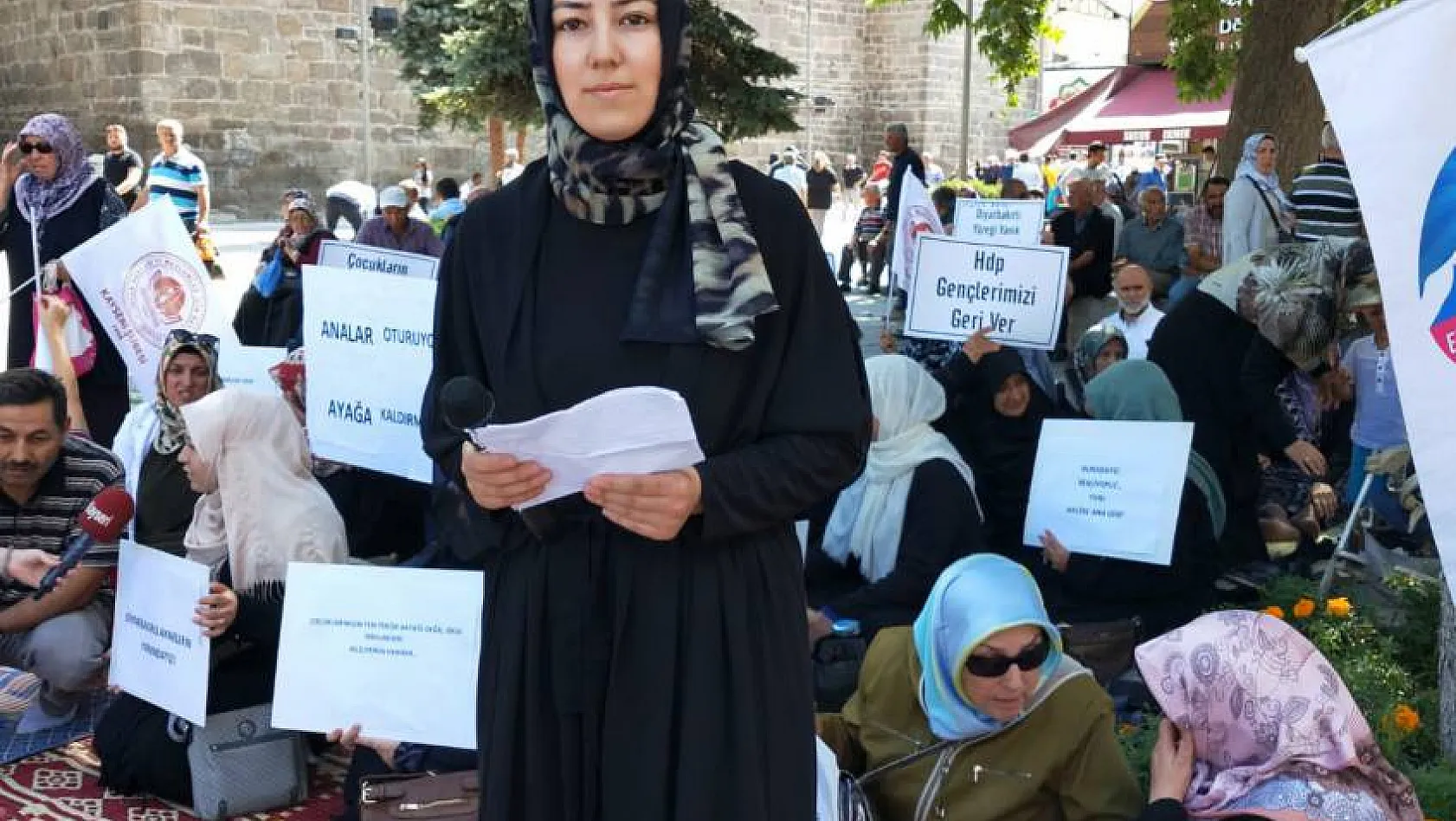 Diyarbakır'da HDP önünde eylem yapan annelere destek