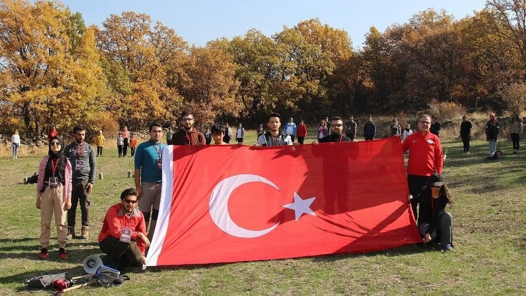 Doğaseverler Atatürk anısına fidan dikti