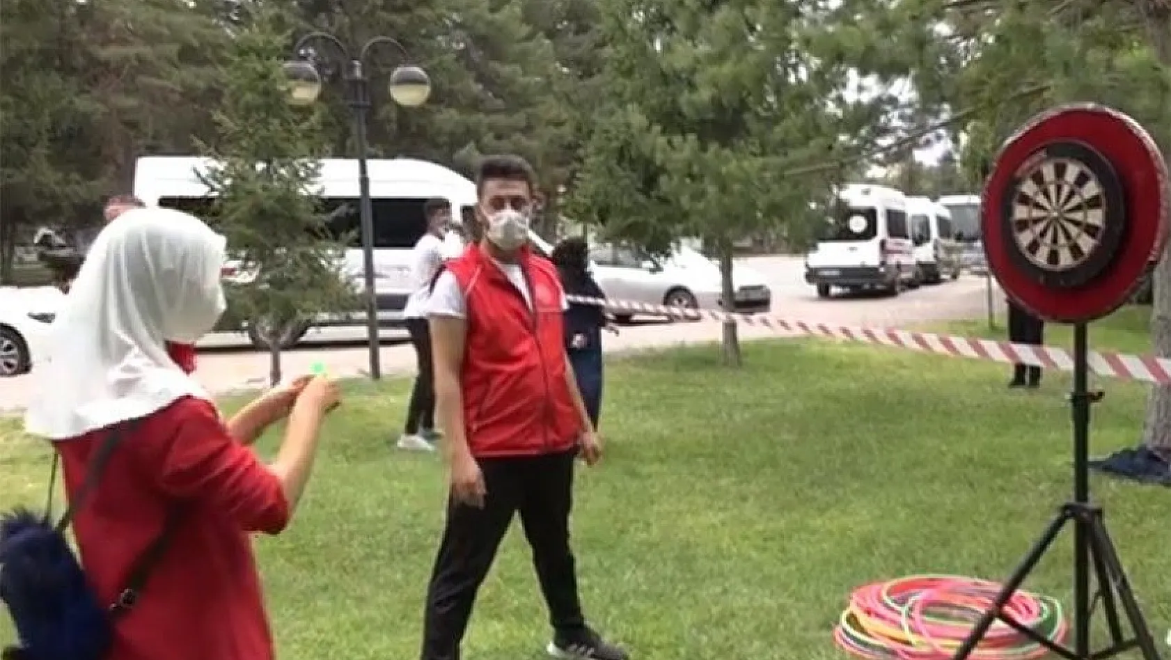 Doğu Türkistanlı çocuklar gönüllerince eğlendi
