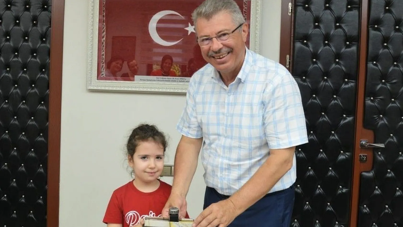 Dr. Sadık Ahmet'in eşinden Başkan Akay'a ziyaret