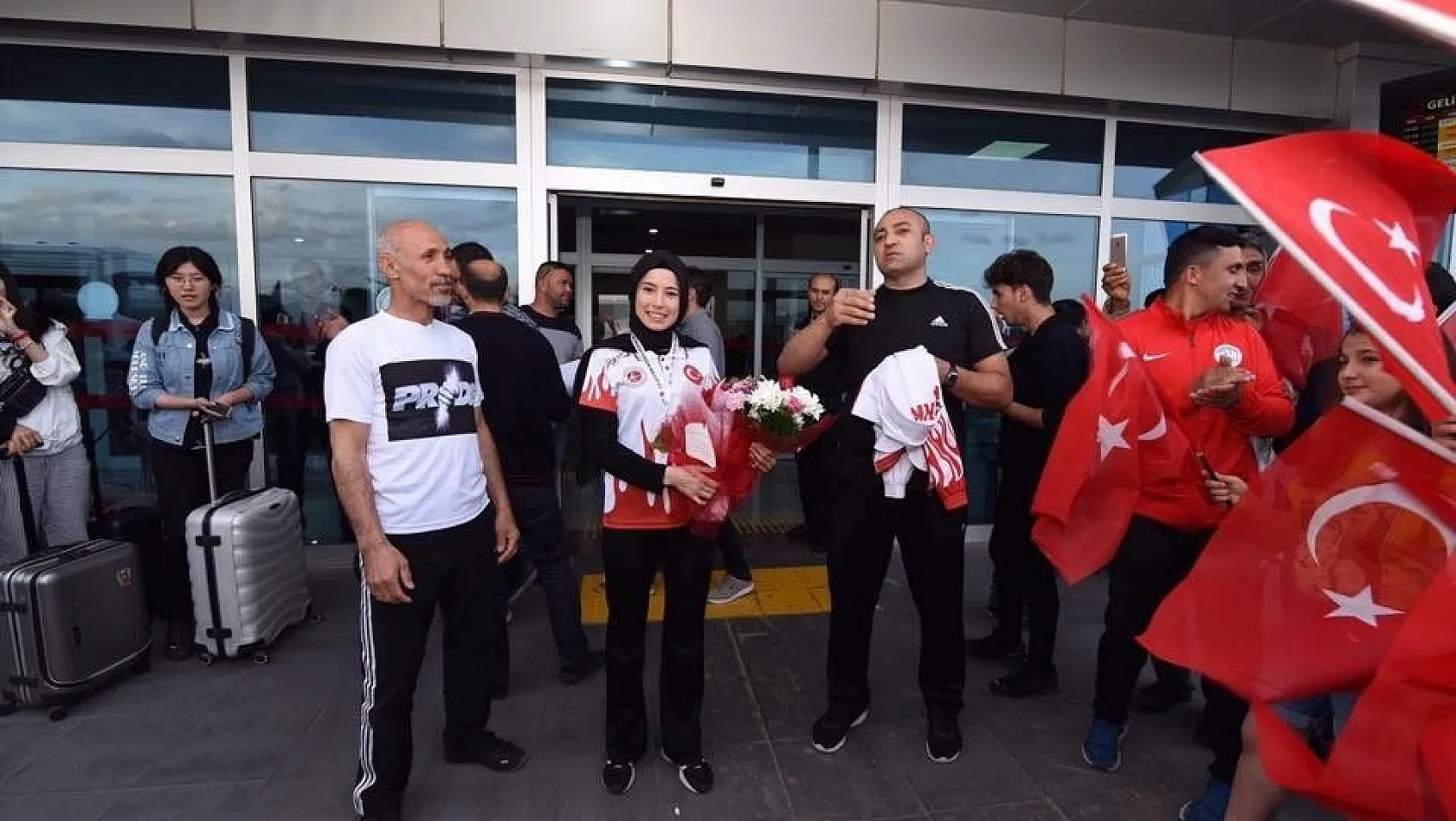 Dünya Kupası Şampiyonu Türksoy Çiçeklerle Karşılandı