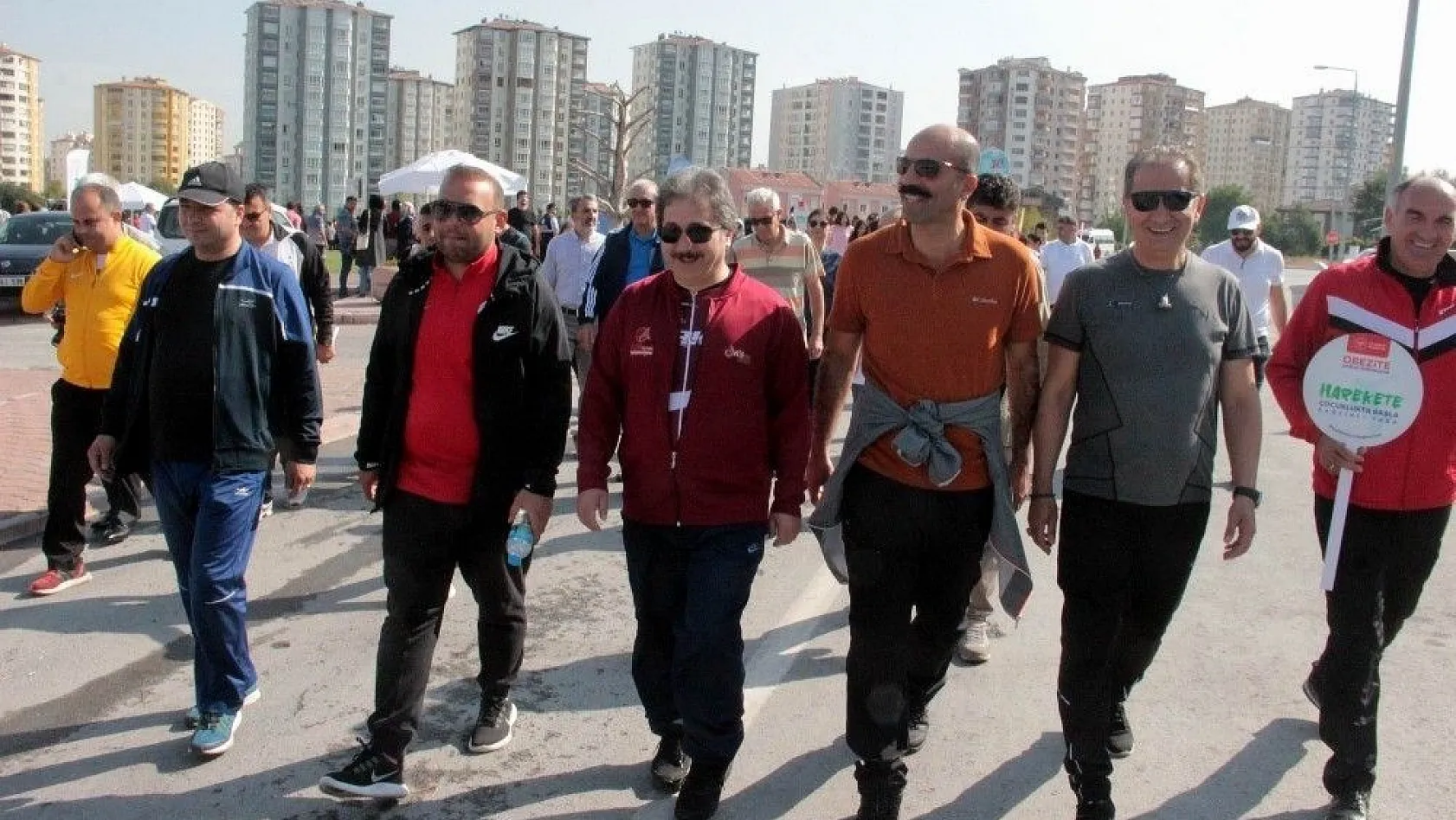 Dünya Yürüyüş Günü etkinliğinde yüzlerce kişi yürüdü
