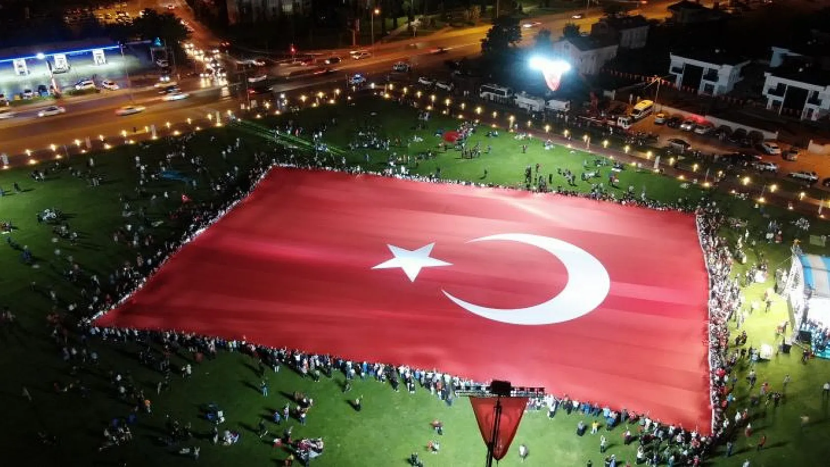 Dünyanın en büyük Türk Bayrağı açıldı