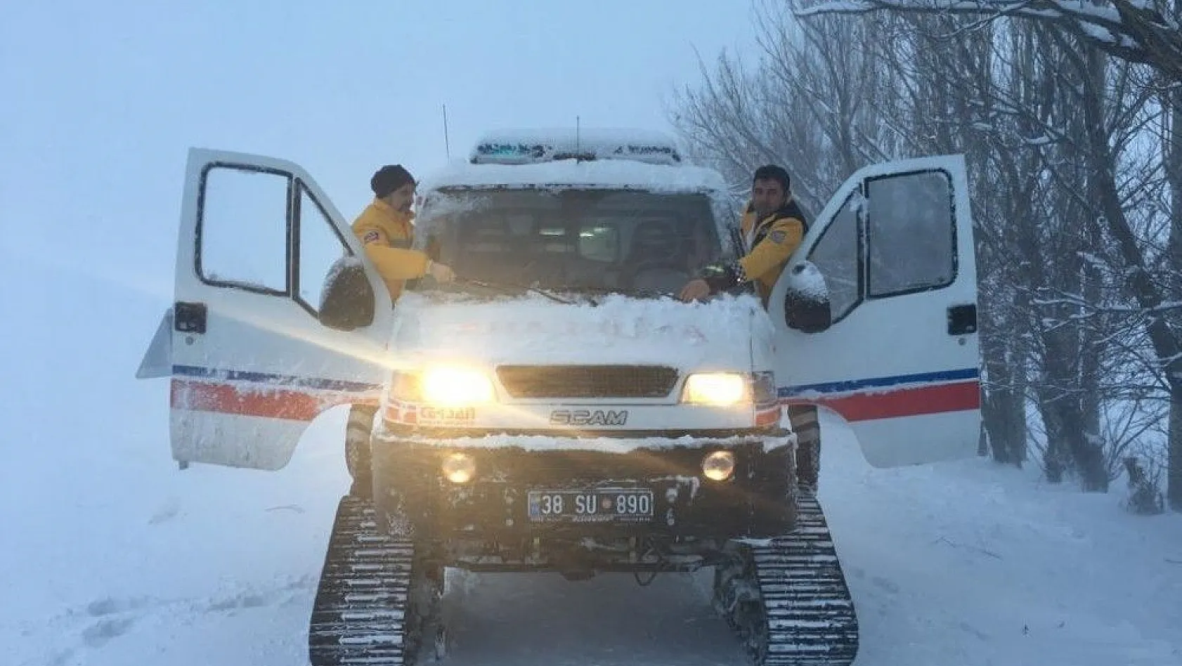 112 ekipleri yoğun kar yağışı altında hastaların çağrısına paletli ambulansla ulaştı