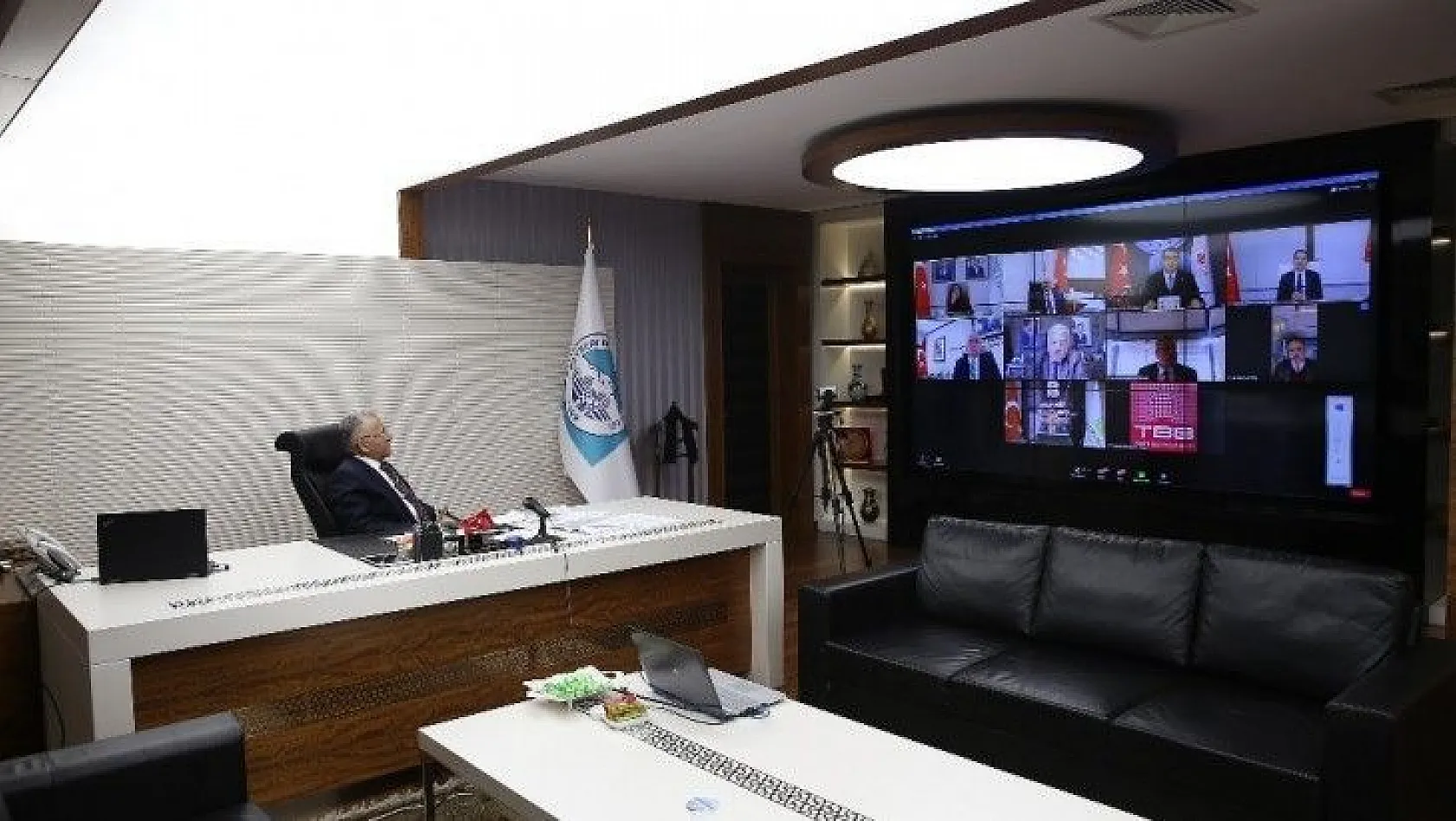 Büyükşehir: Enerji Bakanı Dönmez, Başkan Büyükkılıç'ı örnek gösterdi