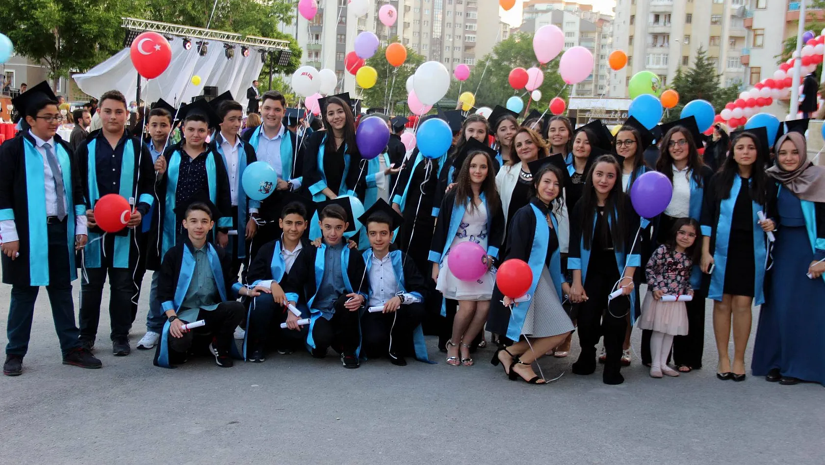 Erbosan Ortaokulu'nda mezuniyet sevinci