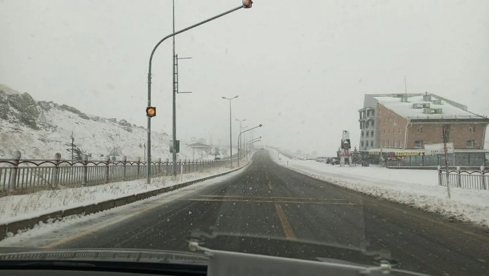Erciyes'e kar yağıyor...
