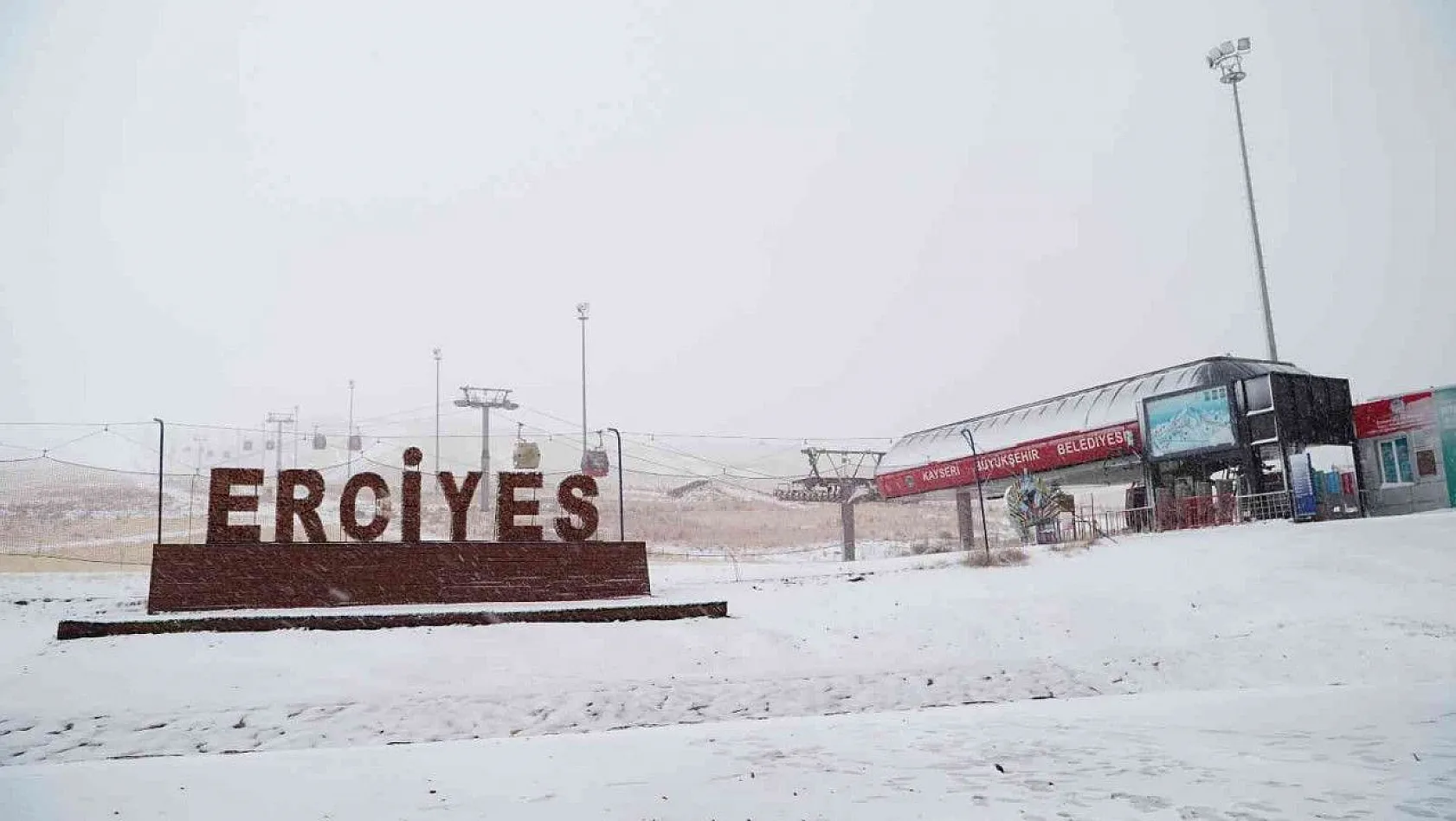 Erciyes'e lapa lapa kar yağdı