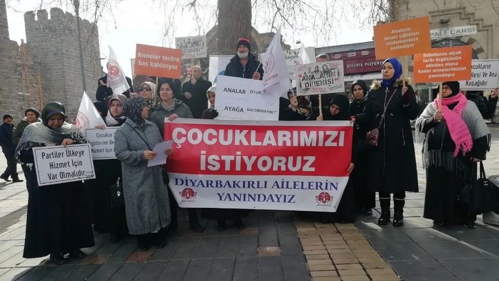 Erciyes Kadın Platformu, 137. gününde Diyarbakır annelerine destek verdi
