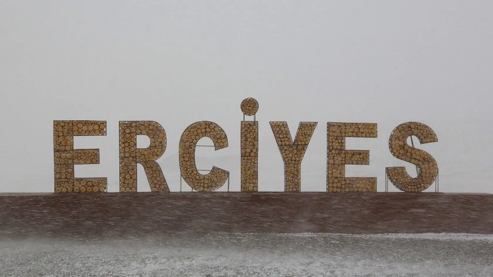Erciyes Kayak Merkezi'ne lapa lapa kar yağdı