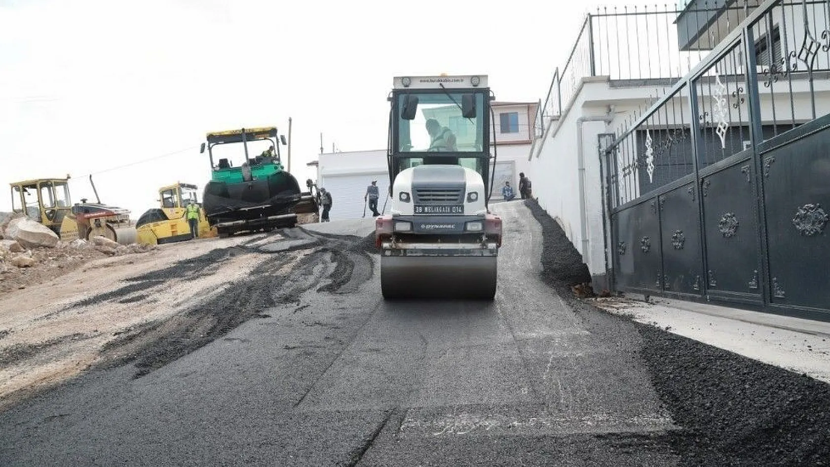 Erciyes Kayak Merkezi'nin giriş kapısı olan Hisarcık Mahallesi'nde yollar yenileniyor