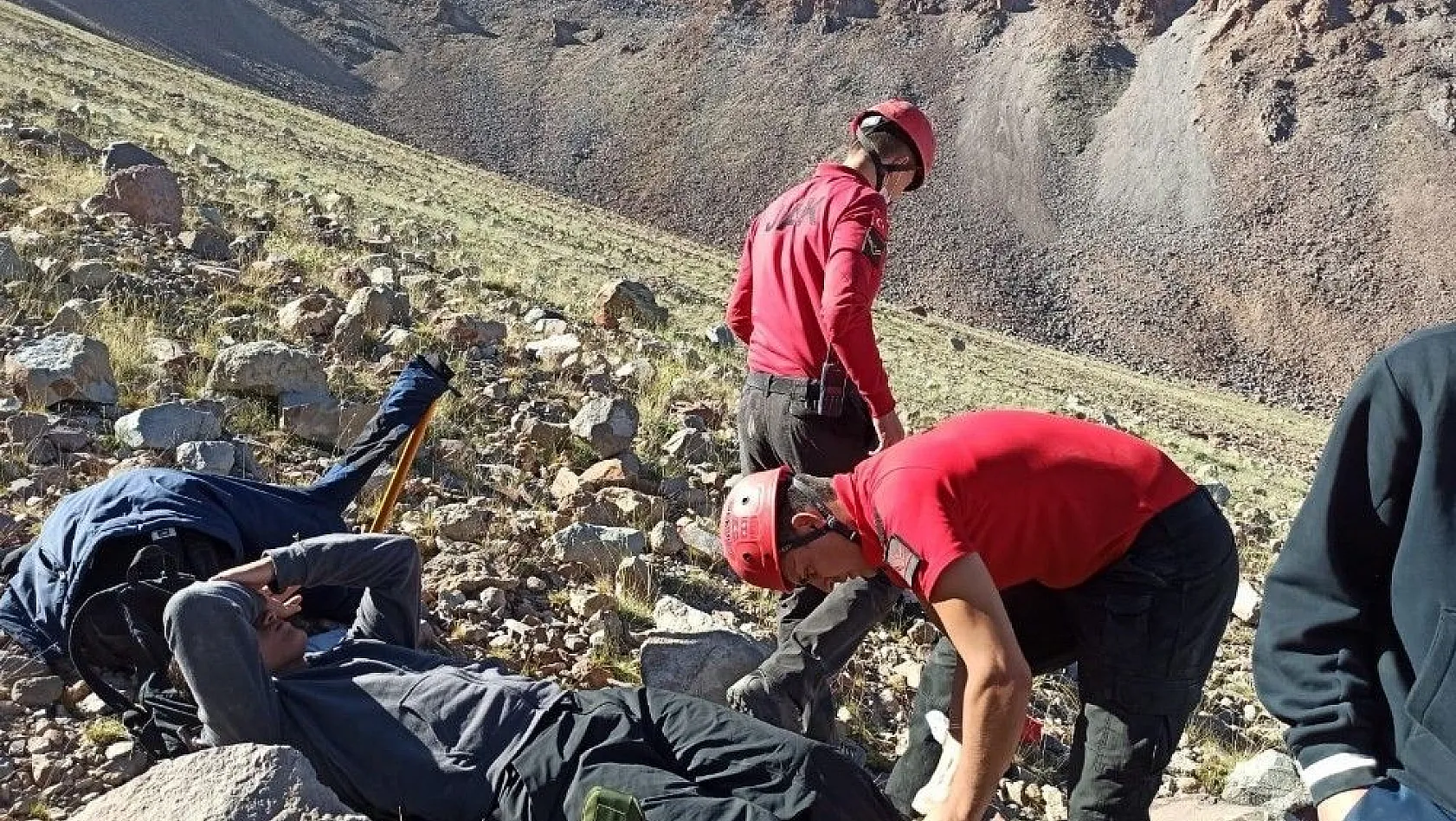 Erciyes'te rahatsızlanan dağcıyı JAK Timi kurtardı