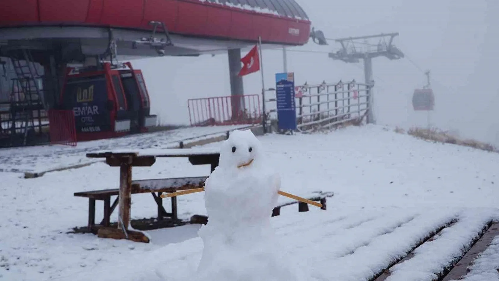 Erciyes'te sezonun ilk kardan adamı yapıldı
