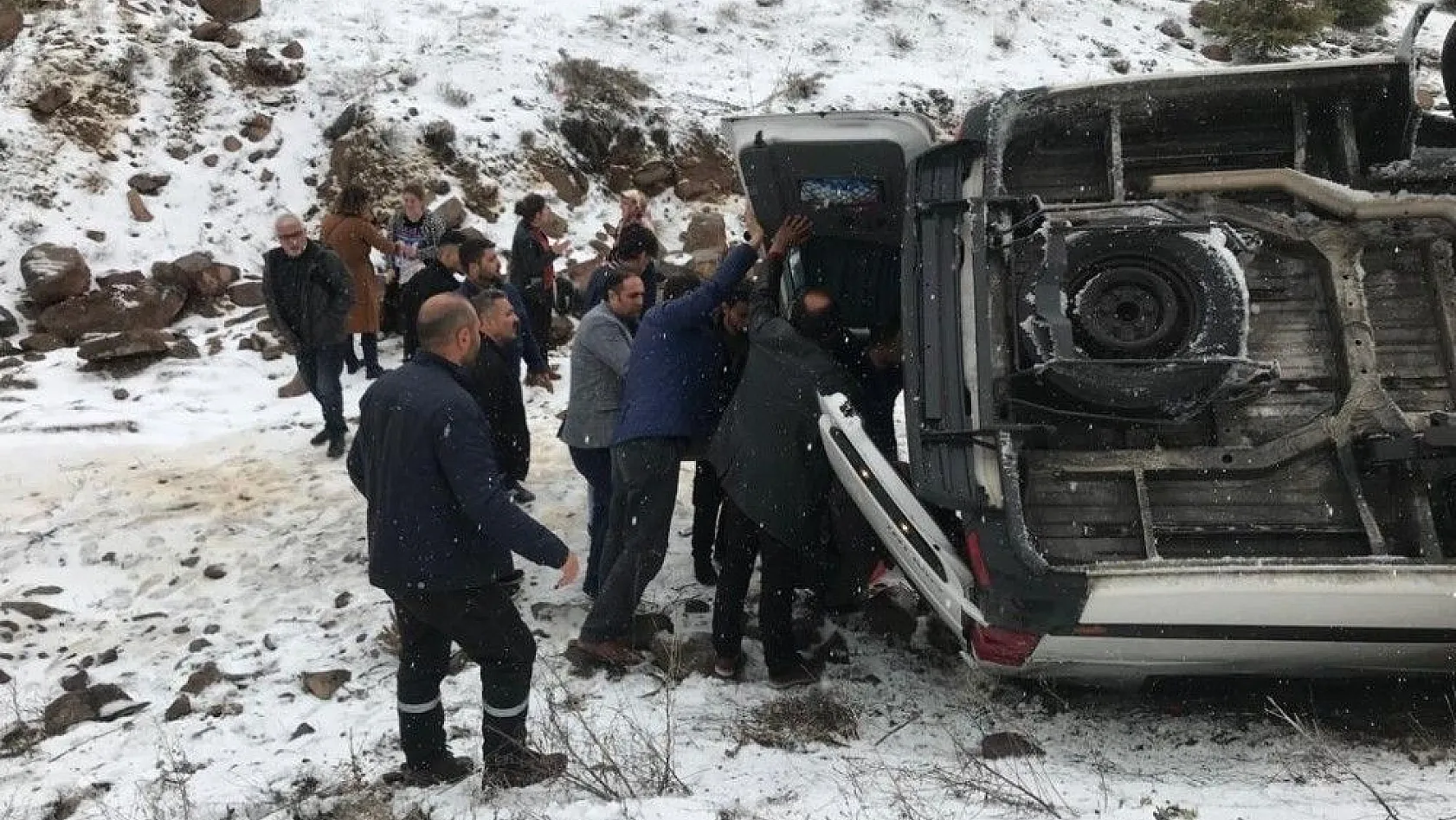 Erciyes'te yolcu minibüsü şarampole devrildi: 3 yaralı
