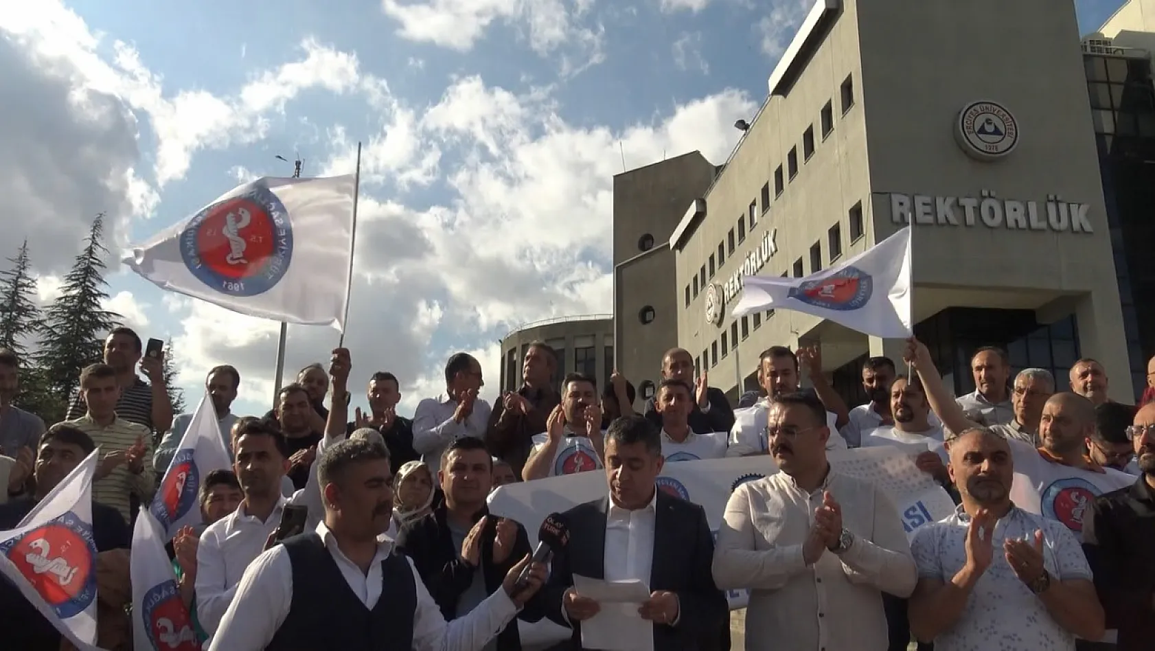 Erciyes Üniversitesi çalışanlarından yönetime tepki!