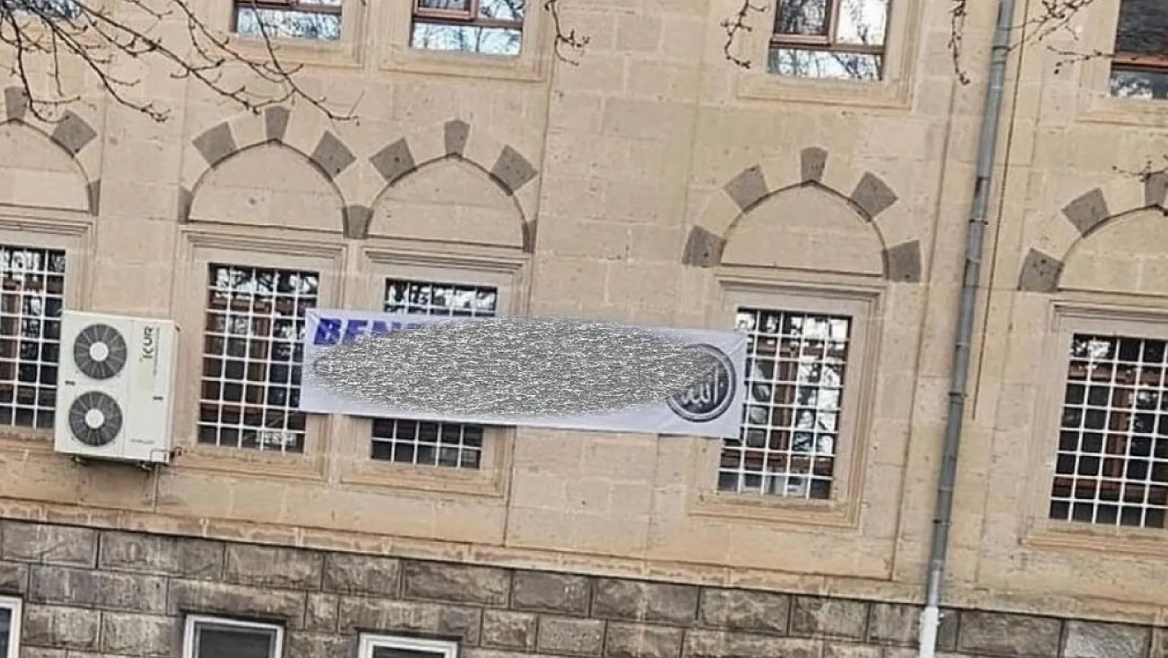 Erciyes Üniversitesi Camii duvarına asıldı, gündem oldu?