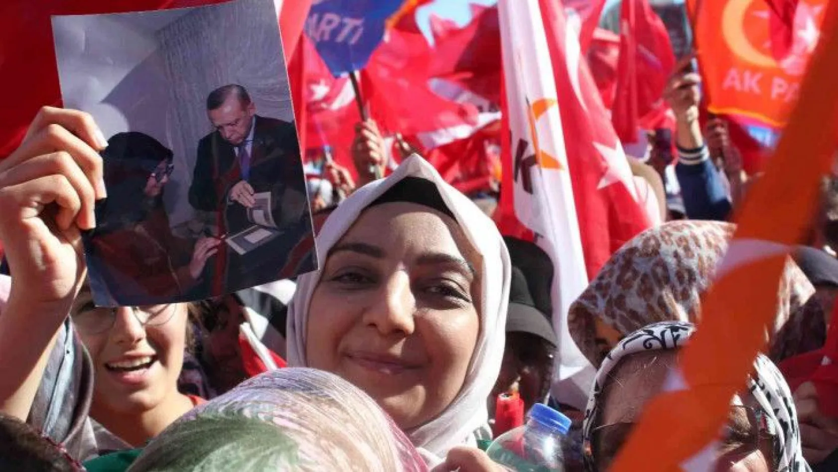 Erdoğan'ın 2016 yılında evine gittiği genç kız 6 yıl sonra yine alanda