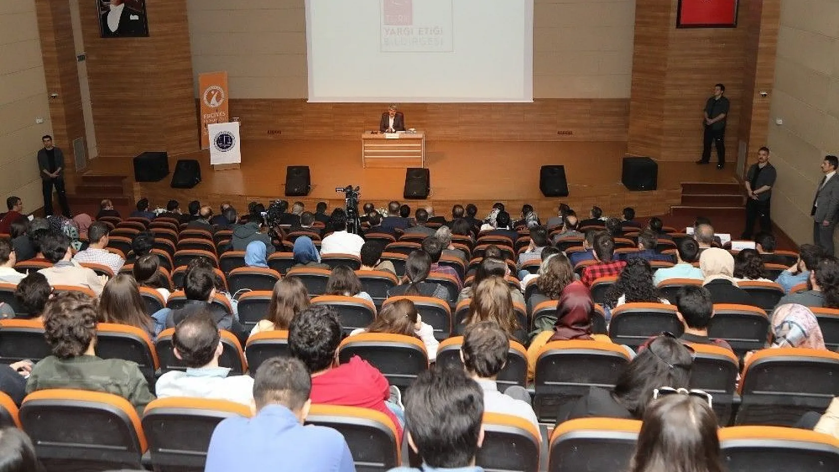ERÜ'de 'Türk Yargı Etiği İlkeleri Işığında Türk Yargısında Hedefler ve Beklentiler' Konulu Konferans Düzenlendi
