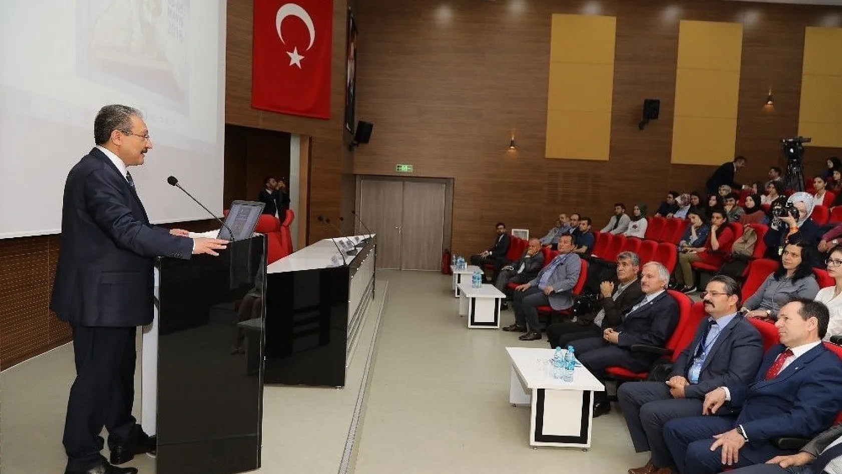 ERÜ'de Türkçe Öğretimi Sempozyumu Düzenlendi
