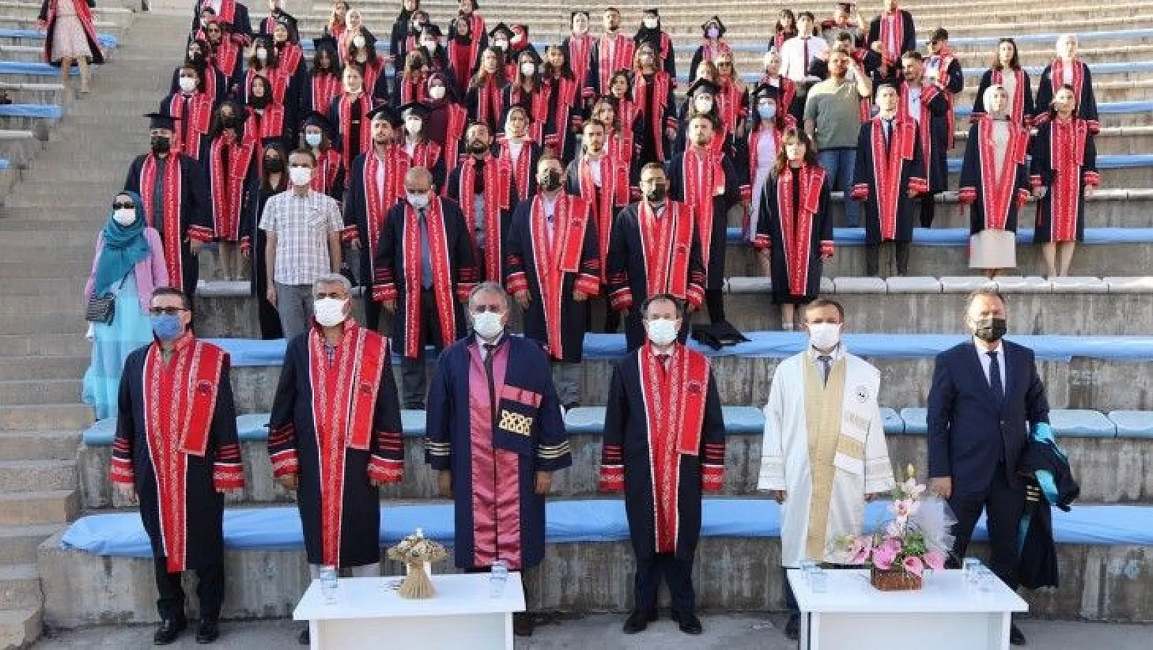 ERÜ Edebiyat Fakültesi'nde mezuniyet coşkusu yaşandı