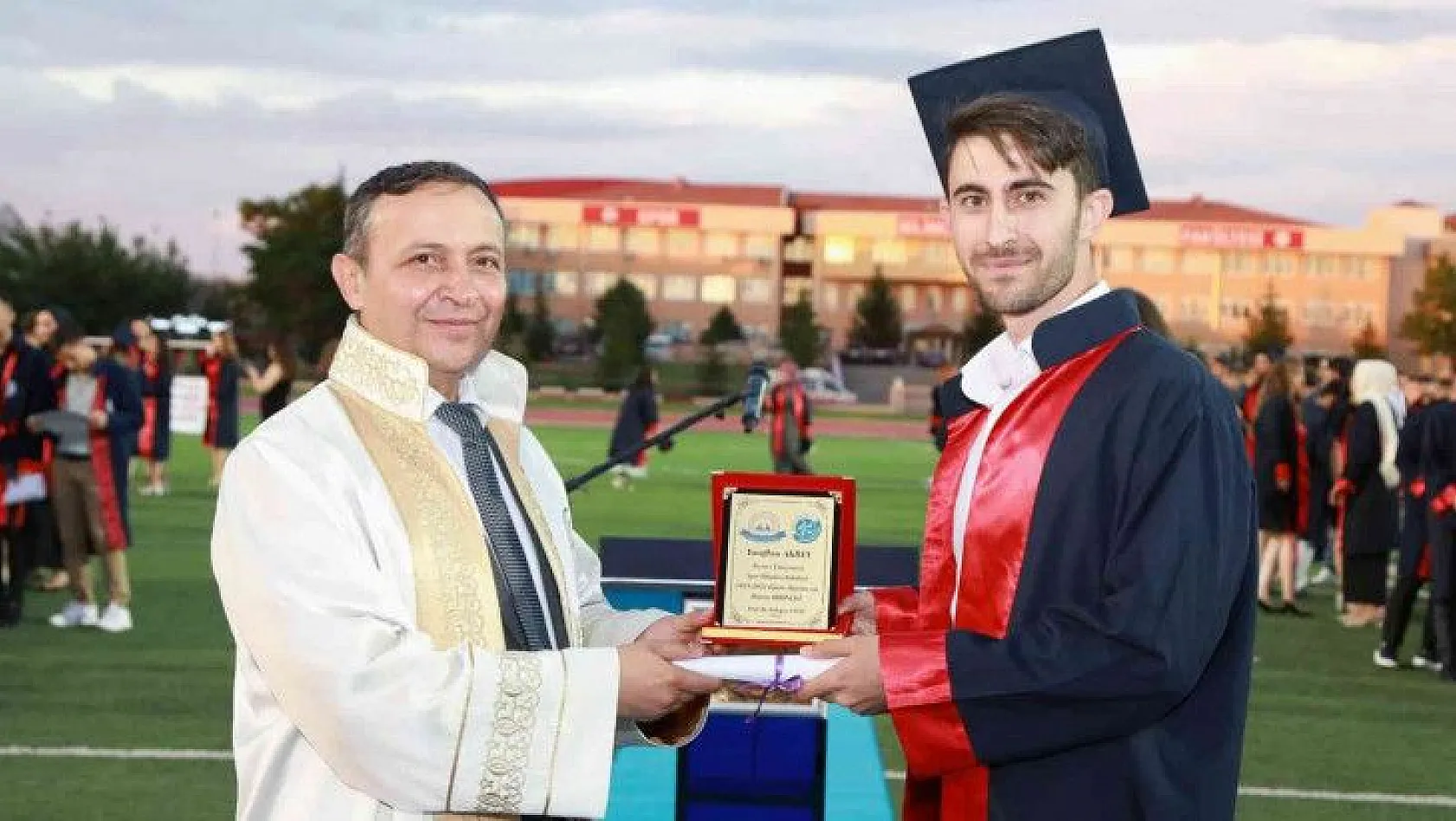 ERÜ Spor Bilimleri Fakültesi'nde mezuniyet coşkusu