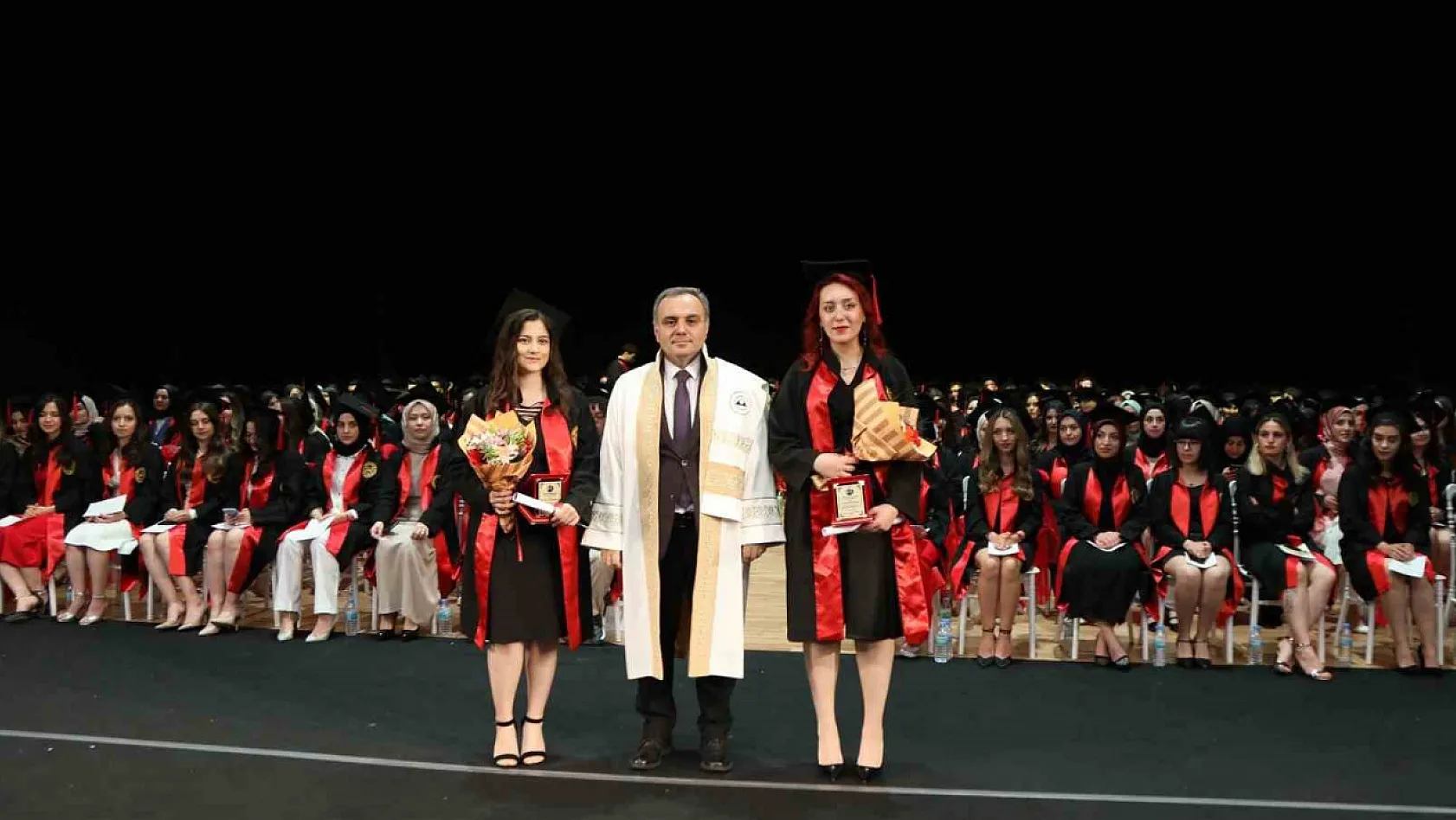 ERÜ'de coşkulu mezuniyet