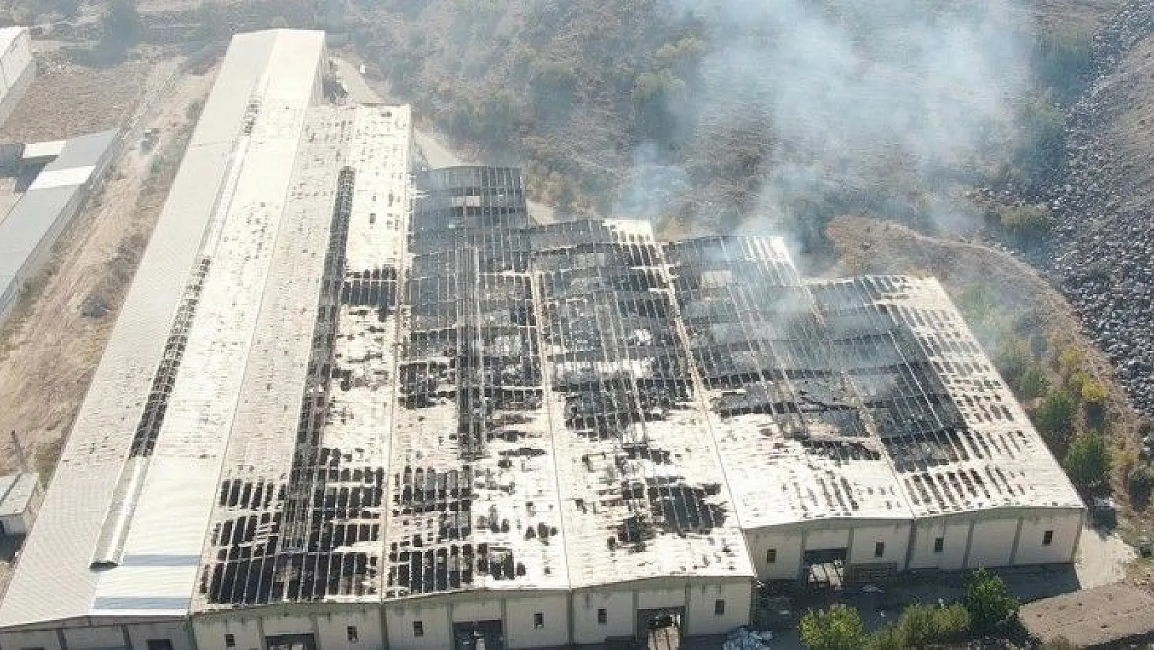 Fabrika yangınında hasar gün ağarınca ortaya çıktı