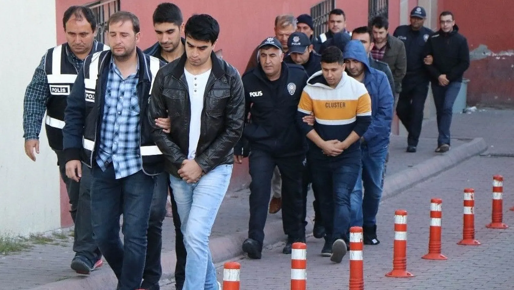 FETÖ operasyonunda gözaltına alınan 8 kişi adliyeye sevk edildi