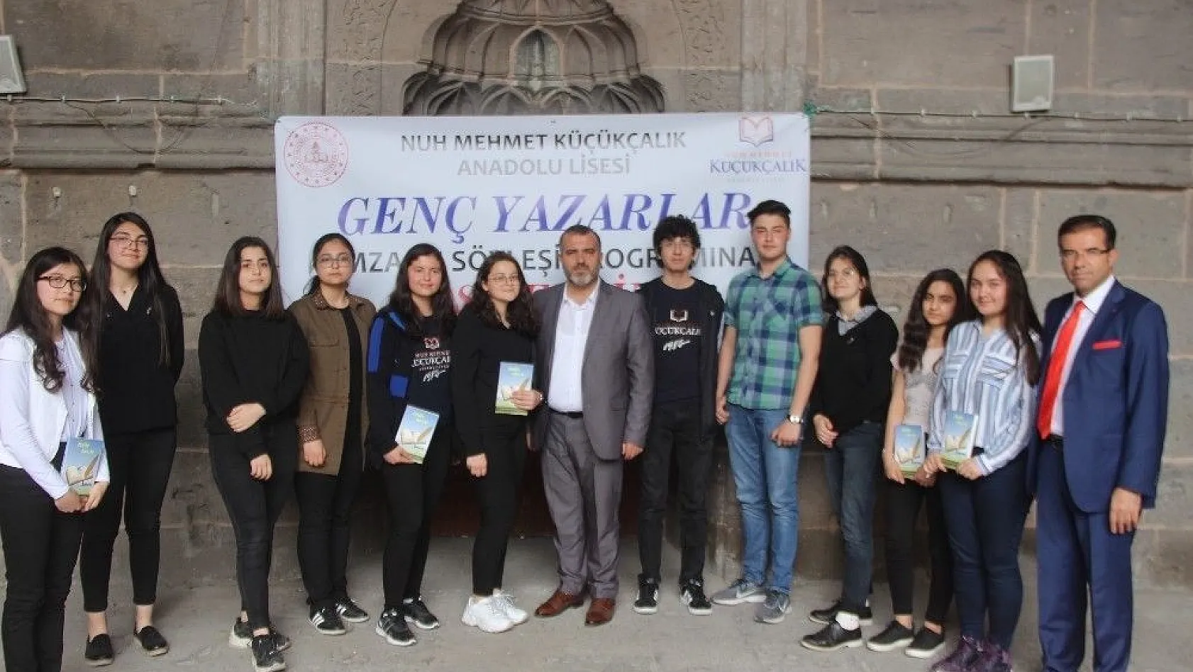 Genç Yazarlar Kulübü ilk kitapları için imza günü düzenlediler