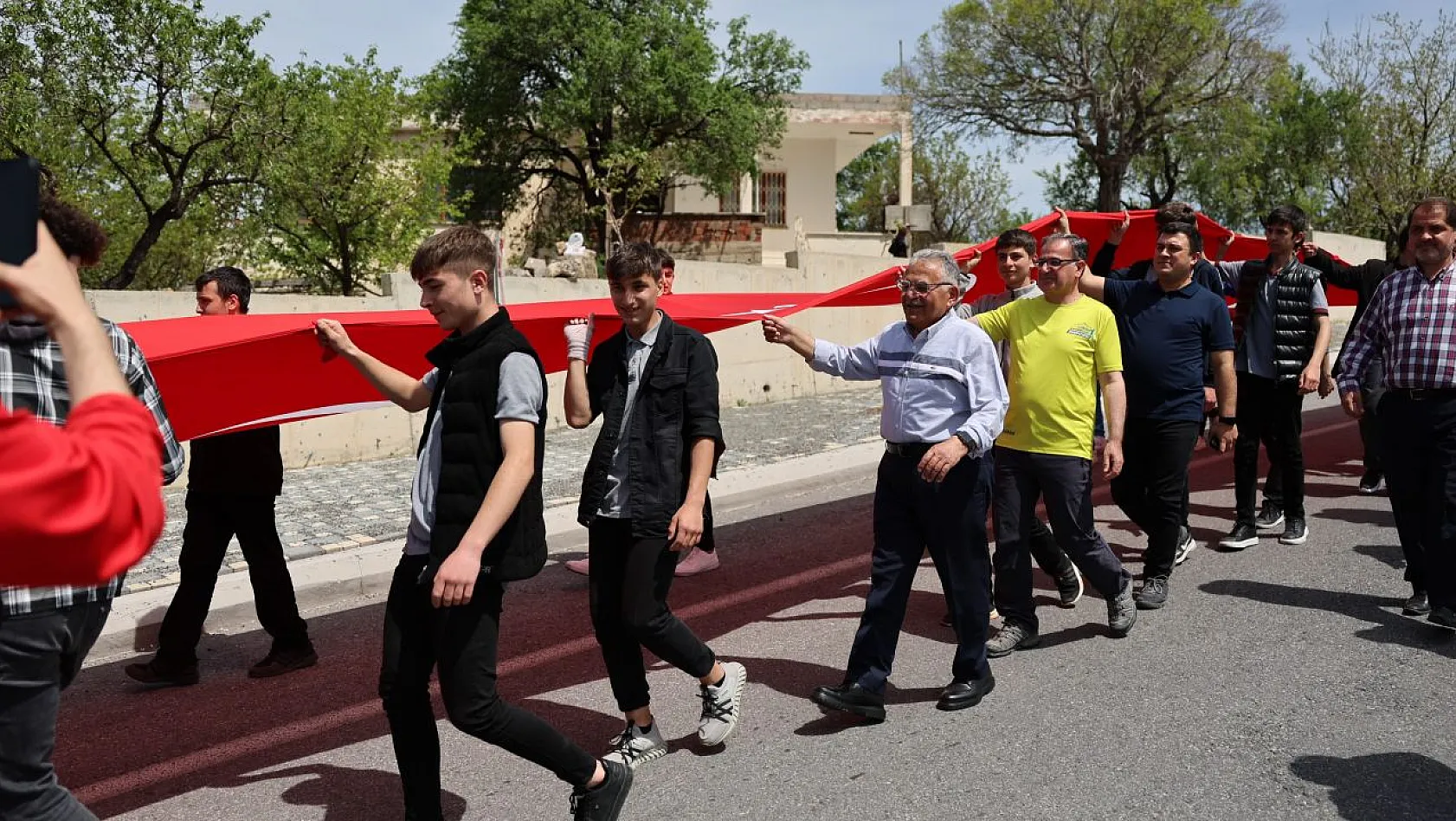 Gençler, 100 metrelik dev Türk Bayrağıyla gövde gösterisi yaptı