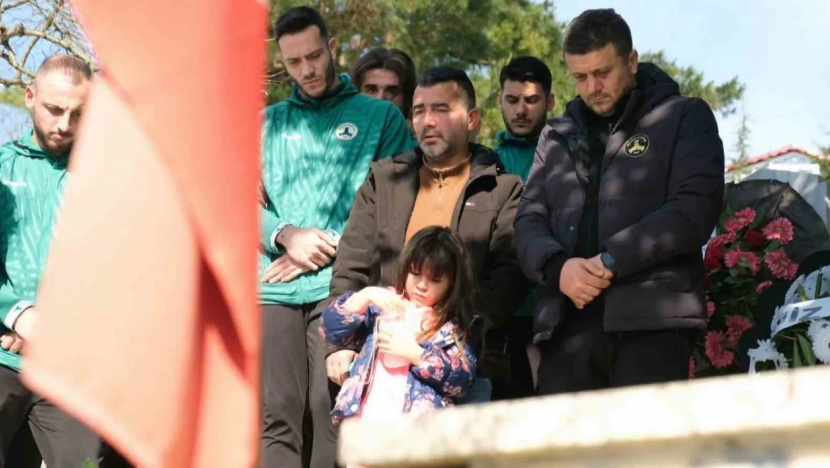 Giresunspor'dan depremde hayatını kaybeden eski oyuncularına taziye ziyareti