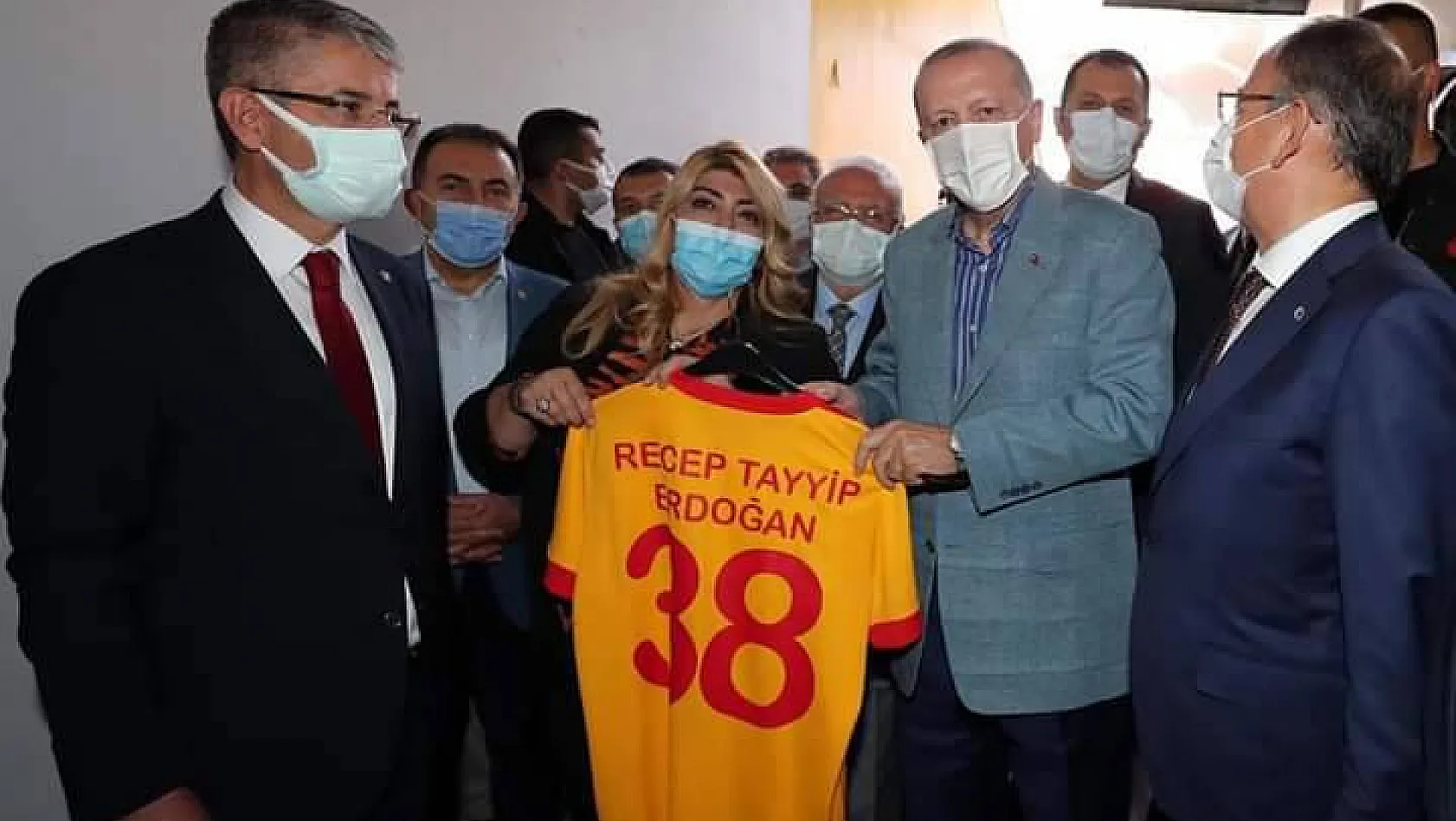 Gözbaşı, Erdoğan'a İzohips Kayserispor forması hediye etti
