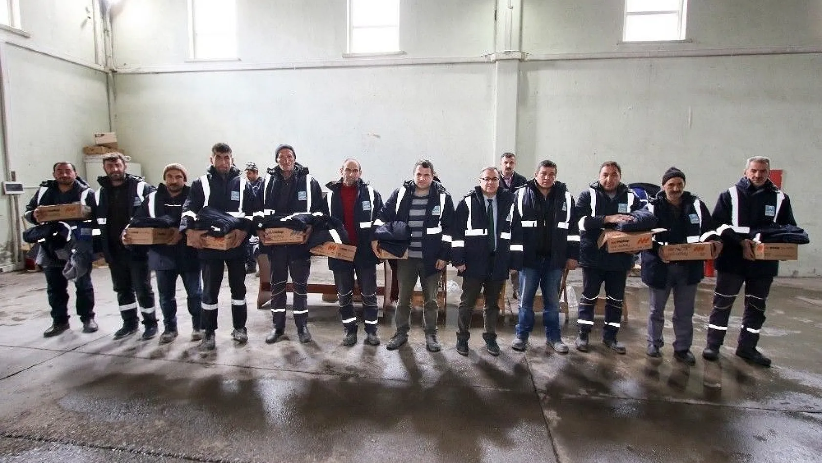 Hacılar Belediyesi personeline kışlık kıyafet dağıttı
