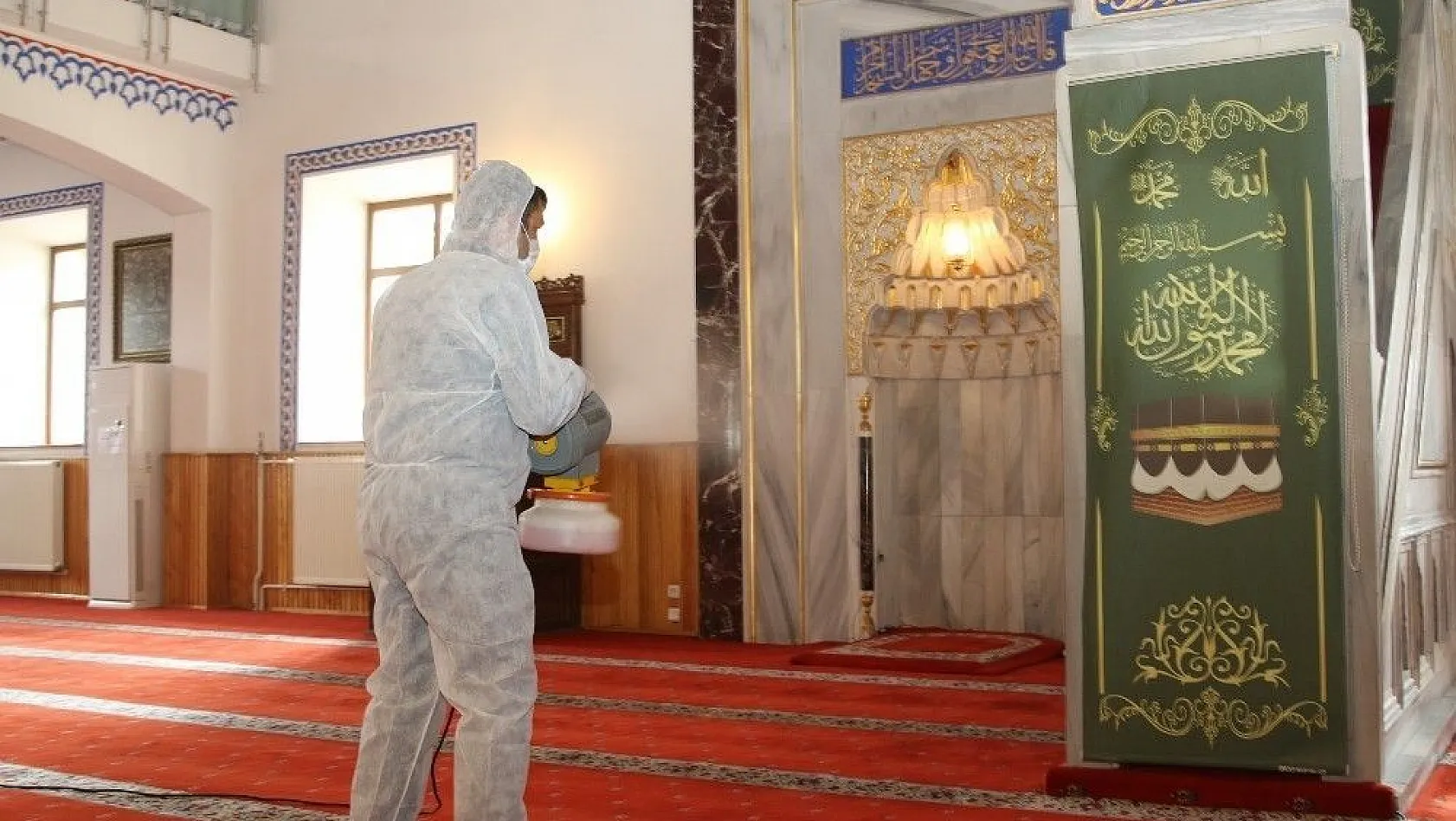 Hacılar'da Cuma Namazı öncesi cami dezenfeksiyonu
