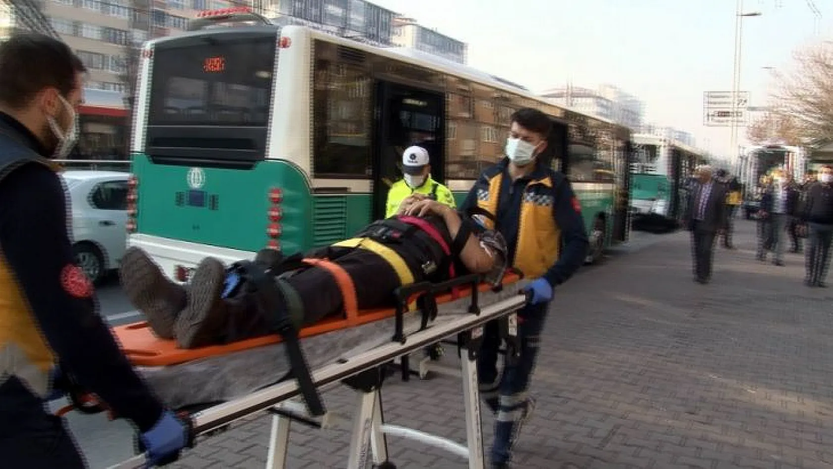 Halk otobüsü kaza yaptı: 13 yaralı var