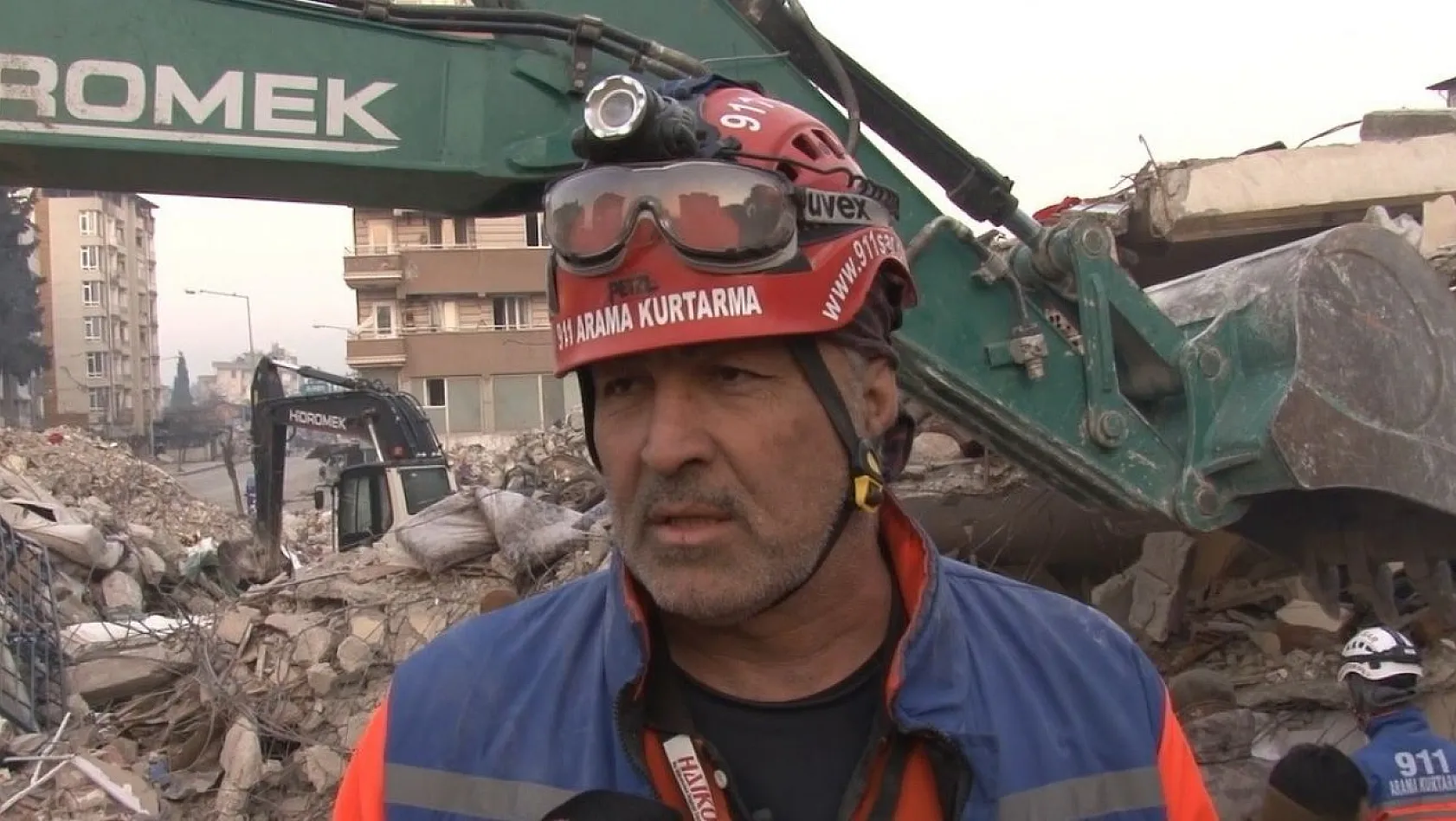 Depremden inanılmaz kurtuluş: Enkazdan yürüyerek çıktı