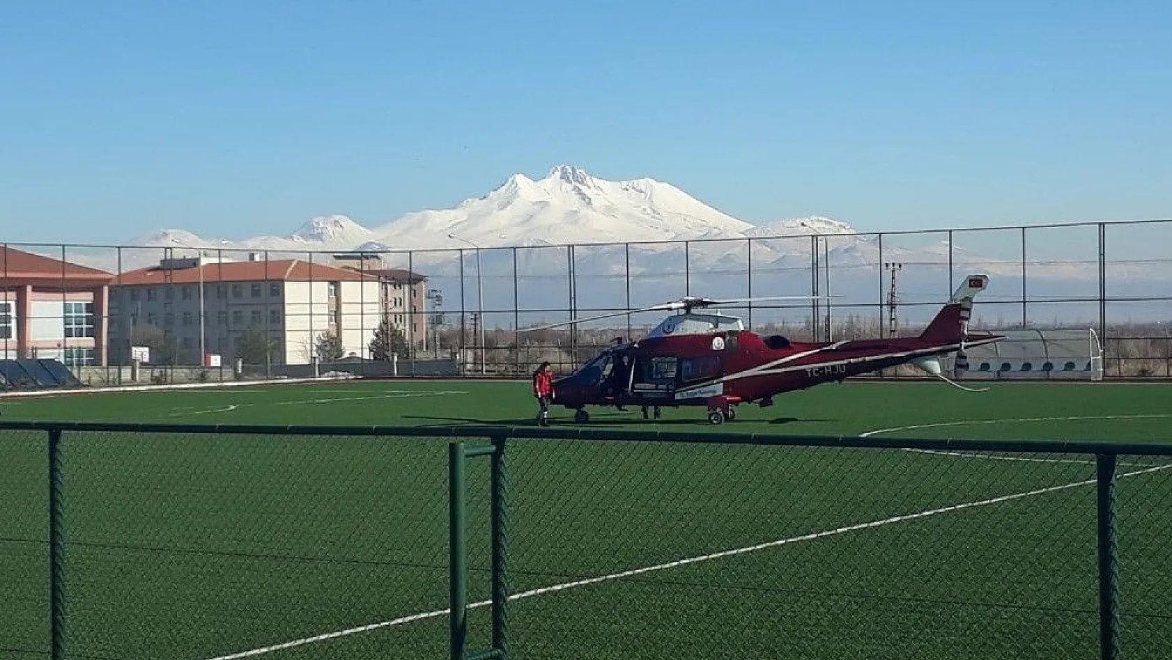 Helikopter ambulans açık kalp ameliyatı geçiren vatandaş için havalandı
