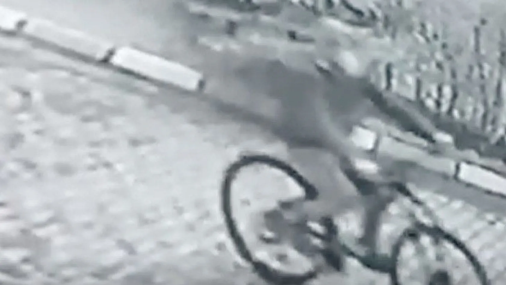 Hırsızın bisikletini çaldığı görüntüleri izleyen genç: 'İlla alacağım demiş'