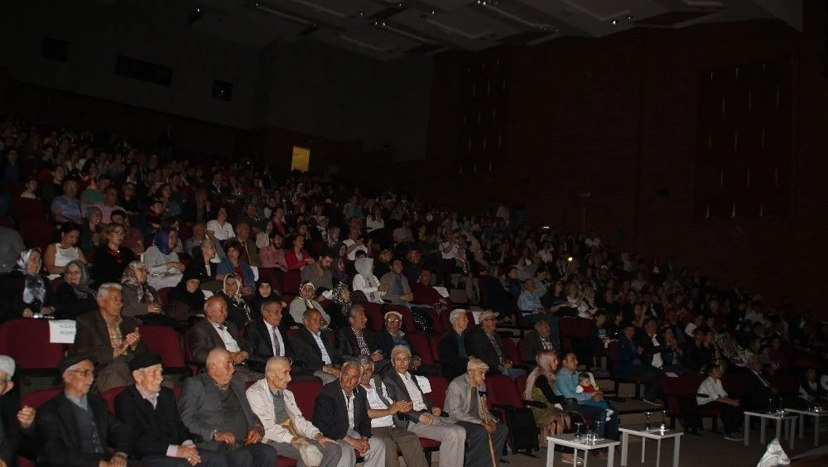 Huzurevi sakinleri Türk Halk Müziği konserinde stres attı