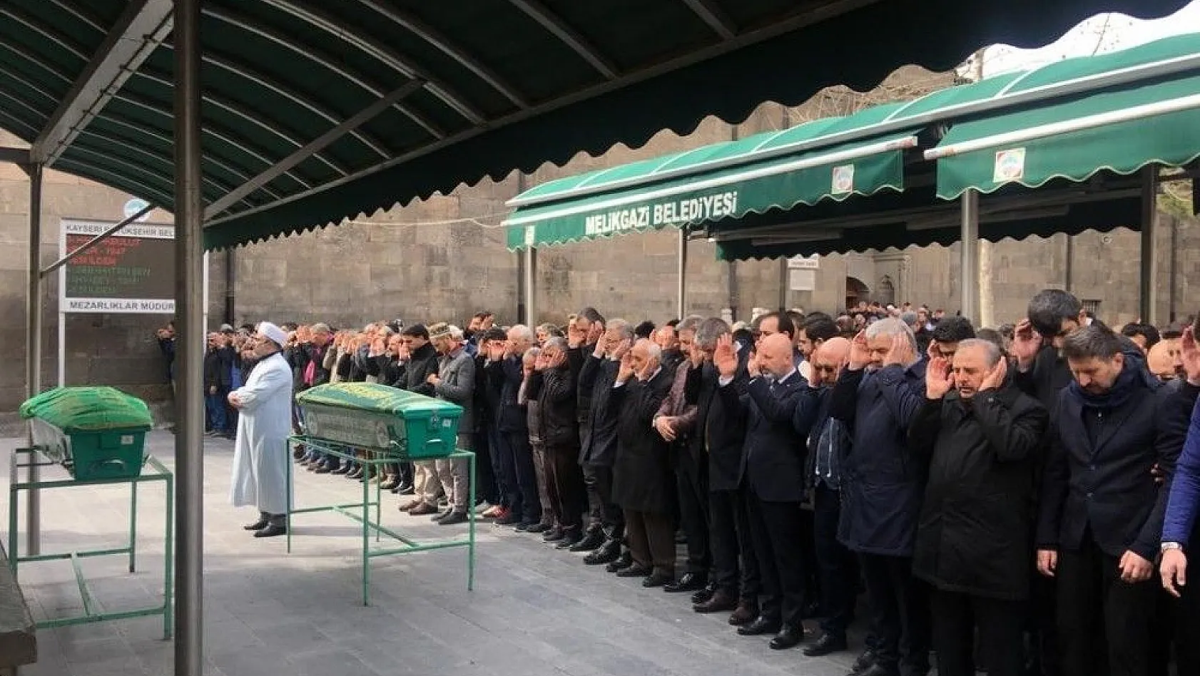 İdlib Şehitleri için gıyabi cenaze namazı kılındı
