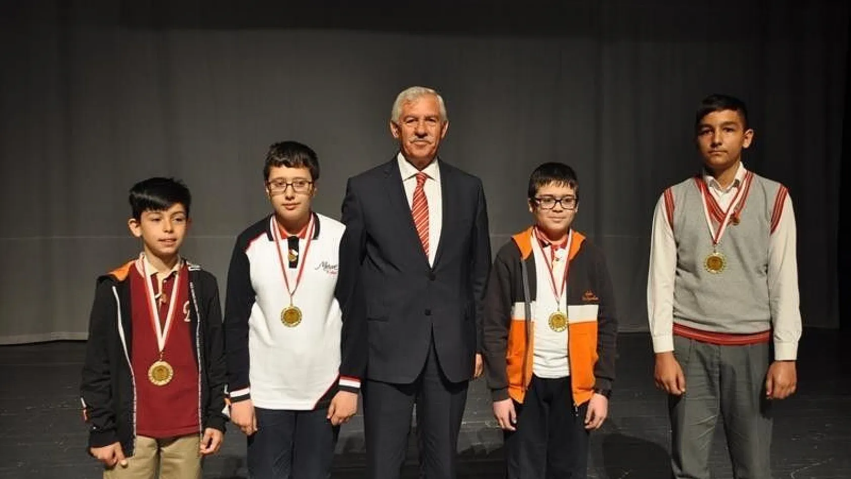 İl Milli Eğitim Müdürü Elmalı Matematik Yarışması Ödül Törenine Katıldı

