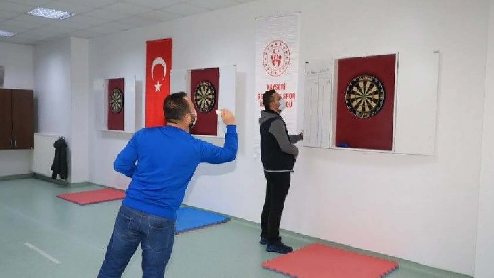 İl Müdürü Ali İhsan Kabakcı dart müsabakasında yarıştı