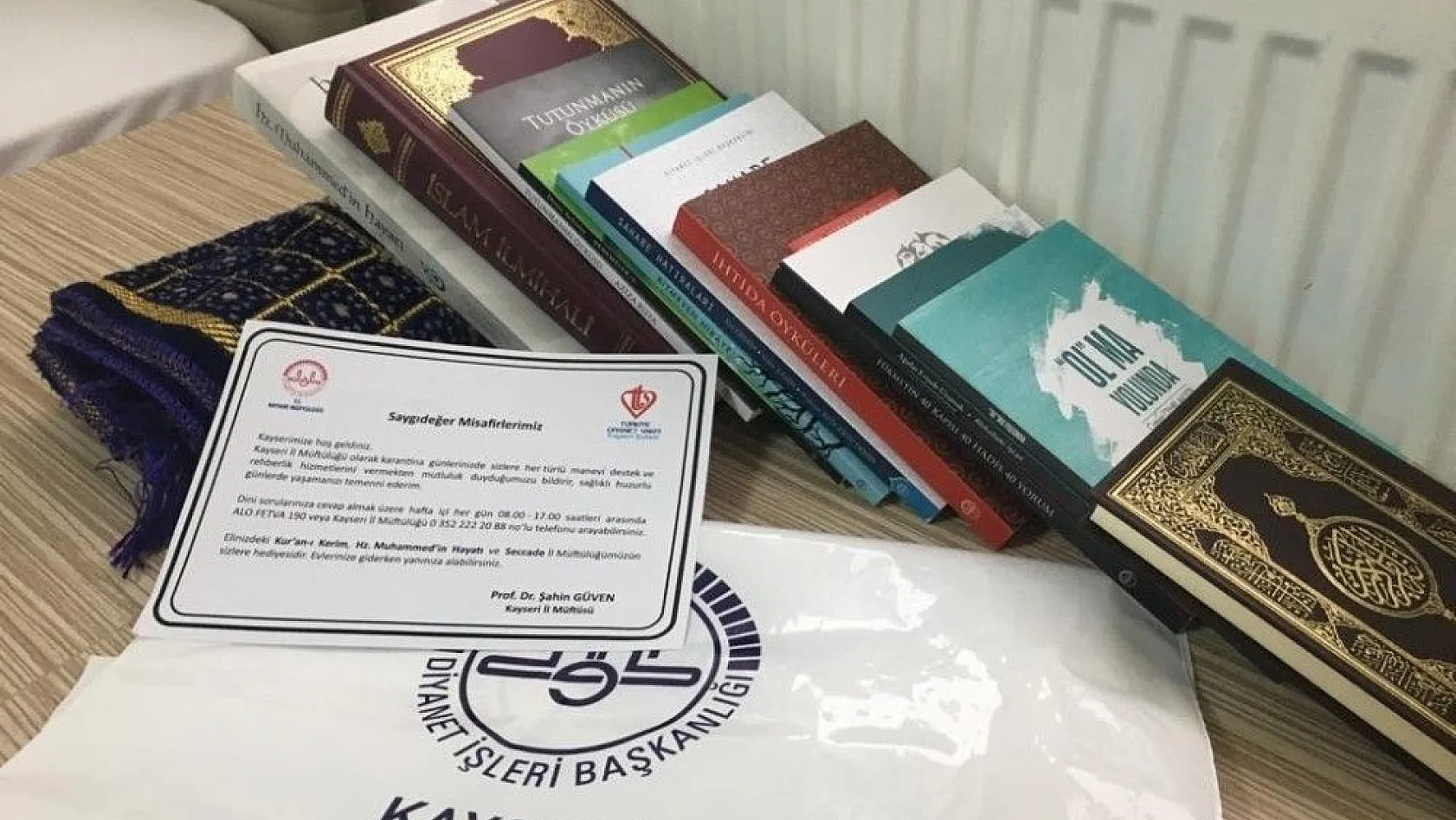 İl Müftülüğü karantinada kalanlara Kur'an-ı Kerim ve seccade ve kitaplar hediye etti