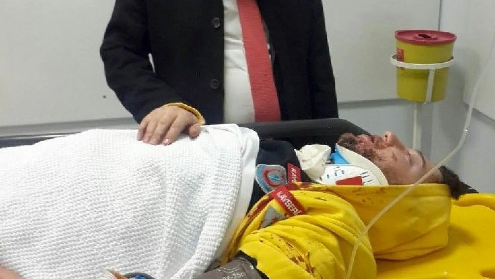 İl Sağlık Müdürü Benli, kazada yaralanan sağlık personelini ziyaret etti